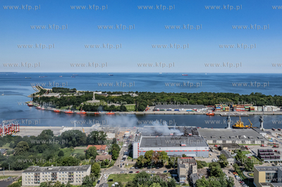 Trwa dogaszanie pożaru hali magazynowej w Nowym Porcie...