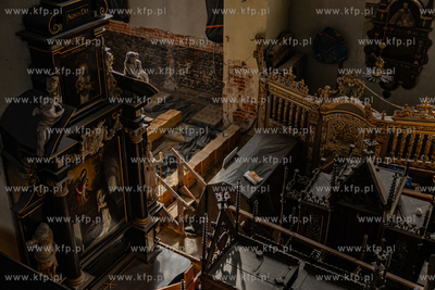 Demontaż rusztowań potrzymujących spękane sklepienie...