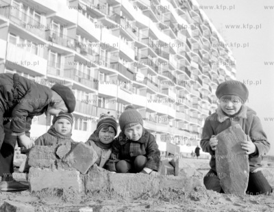 Dzieci bawia się przed domem tzw. falowcem w gdanskiej...