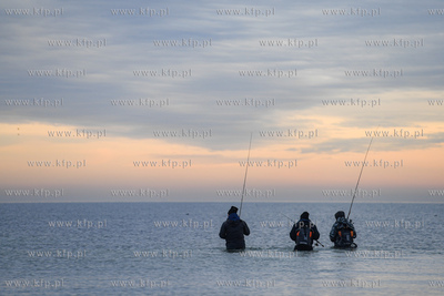 Gdynia Orłowo. Wędkarze na porannym połowie w wodach...