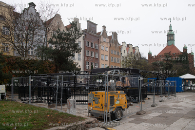 Na Targu węglowym w Gdańsku rozstawiane są pawilony...