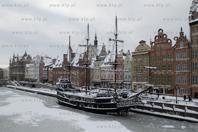 Zima w Gdańsku. Panorama Głównego Miasta. Statem...