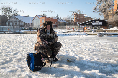 Zima. Łowienie na lodzie przy przystani Żabi Kruk...