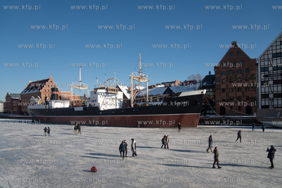 Spacery po skutej lodem Motławie w Gdańsku. 02.02.2026...