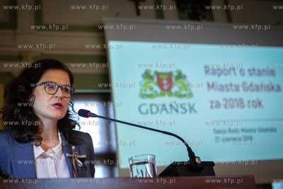 XII sesja Rady Miasta Gdańska. Nz. Aleksandra Dulkieicz...