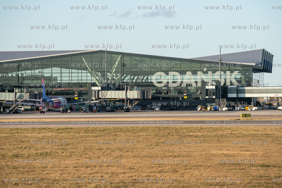 Gdańsk, Port Lotniczy im. Lecha Wałęsy. Z powodu...