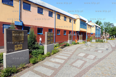 Dziwnow, Aleja Gwiazd Sportu. Marmurowe plyty z replikami...