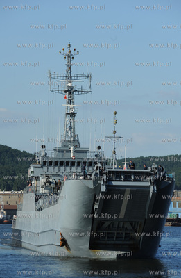 Port wojenny Gdynia Oksywie. 32 zolnierzy i 13 pojazdow...