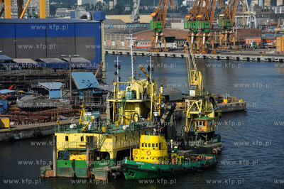 Port w Gdyni. Widok z promu Stena Baltica. n/z poglebiarka...