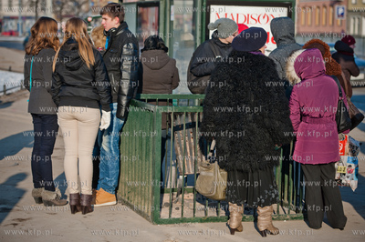 Gdansk. Brama Wyzynna. Koksownik ustawiony na przystanku...