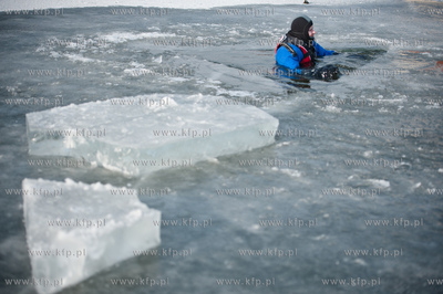 Marina w Gdansku. Cwiczenia ratownikow wopr oraz strazakow...