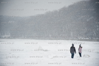 Gdynia. Mrozne zimowe popoludnie na plazy miejskiej....