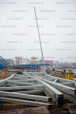 Gdansk. Montaz kolejnych czesci wiaduktu nad torami...