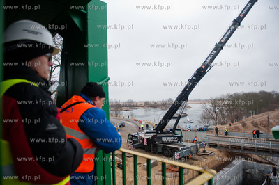 Montaz wazacych 135 ton dwoch sekcji przesla zwodzonego...