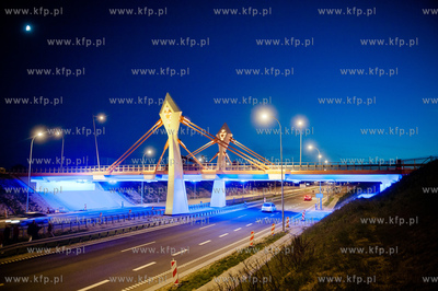 Gdansk. Oddany do uzytku, efektownie podswietlony most...