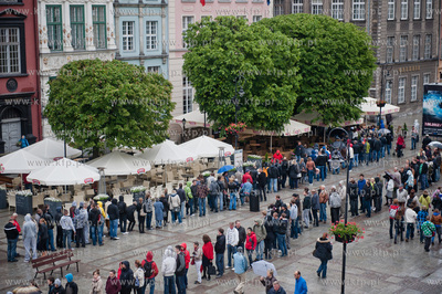 Gdansk. Dlugi Targ. Biuro ds. Euro 2012. Ogromna kolejka...