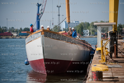 Gdansk. Stocznia Remontowa. Operacja stawiania pierwszego...