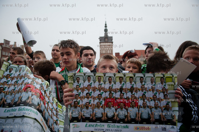 Gdansk. Scena na Targu Weglowym. Prezentacja druzyny...