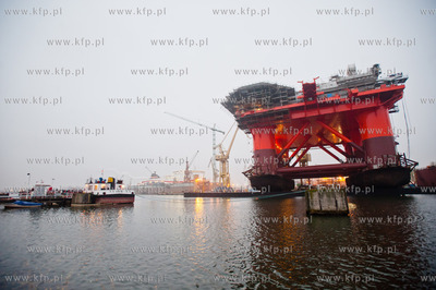 Gdansk. Stocznia Remontowa. Wydokowana do remontu platforma...