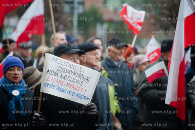 Gdansk. Marsz sympatykow Prawa i Sprawiedliwosci oraz...