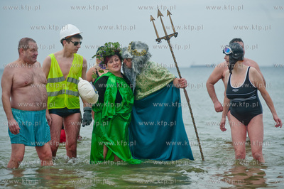 Gdansk. Plaza w Jelitkowie. Noworoczna zimowa kapiel...
