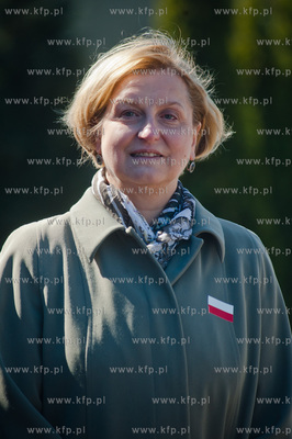 Gdansk. Delegacja Prawa i Sprawiedliwosci sklada kwiaty...