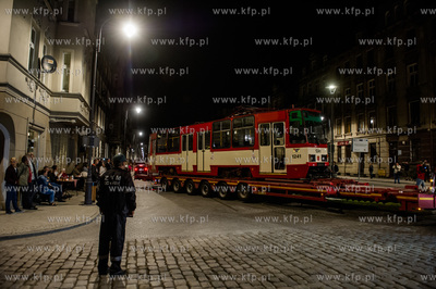 Gdansk. Dolne Miasto. Operacja ustawiania zabytkowego...