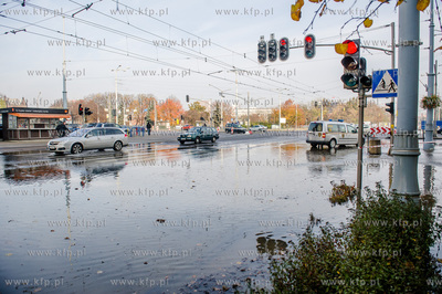 Gdansk. Awaria sieci wodociagowej na skrzyzowaniu ulic...