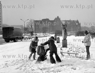 Dzieci bawia sia na sniegu obok rzezb na alei Leningradzkiej...