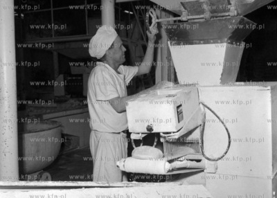 Wypiek chleba w piekarni nr 7 w Gdańsku Oliwie. 7.02.19771luty77_z.kosycarz_p9Fot....