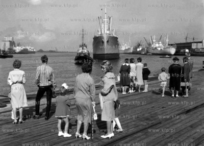 Statek Generał Bem przybija do nabrzeża portu. (Lata...