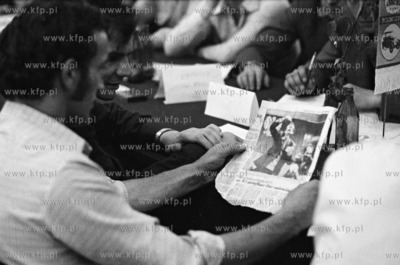 Strajk w Stoczni Gdanskiej im. Lenina Nz. protestujacy...