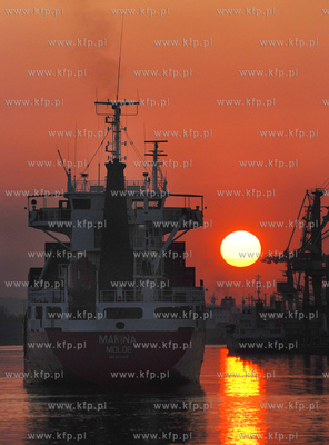 W gdynskim porcie o zachodzie slonca. Nz. Wplywajacy...