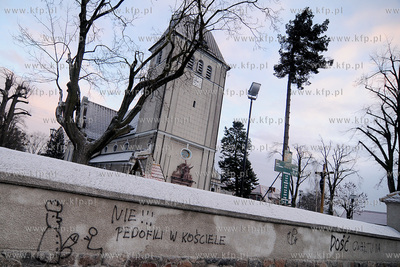 Antyklerykalne napisy pojawily sie na kosciolach w...