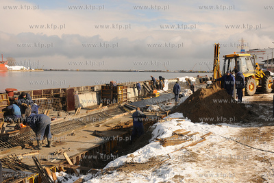 Gdynia. Remont nabrzeza przy Molo Poludniowym (dawny...
