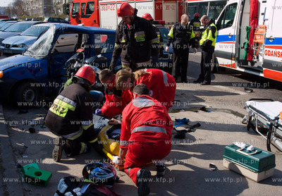 Gdansk, ul. Kartuska. Kierujacy motocyklem marki Honda...
