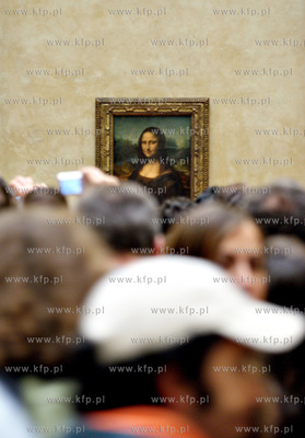 Francja, Paryż. Tlumy zwiedzajacych staraja sie dotrzec...