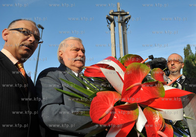 Prezydent Lech Walesa sklada kwiaty pod historyczna...