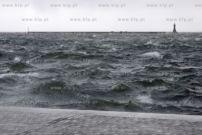 Gdynia. Sztorm na Zatoce Gdanskiej spowodowany przez...