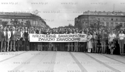 Delegacja Solidarnosci oraz mieszkancy Warszawy podczas...