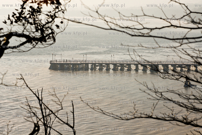 Mrozny poranek w Gdyni Orlowie. Nz. molo  24.01.2010...