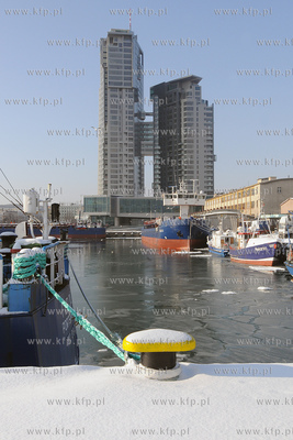 Zima w Gdynskim porcie i okolicy. Nz. Apartamentowiec...
