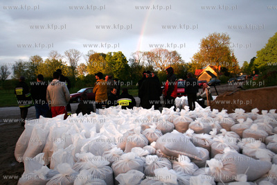 Dwory. Strazacy przygotowuja sie do nadejscia fali...