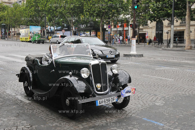 Przejazd ulicami Paryza zabytkowych i unikalnych samochodow...