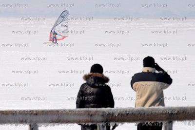 Wczesnym popoludniem w Rewie na skutej lodem Zatoce...