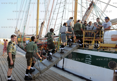 Sopot. Do sopockiej mariny wplynal Zawisza Czarny,...
