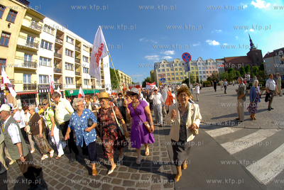 Slupsk. Manifestacja w obronie TV Trwam. Wzielo udzial...