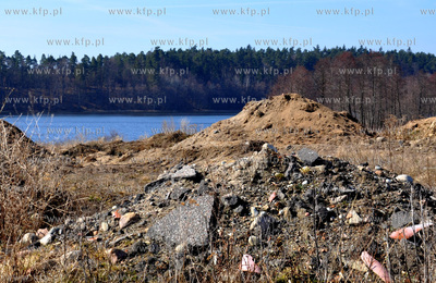 Koscierzyna. Nielegalne wyrobisko piachu i dzikie wysypisko...