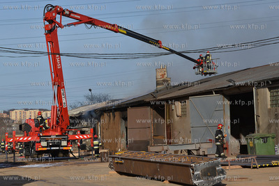 Pozar malarni firmy Indusco przy ul. Hutniczej w Gdyni,...