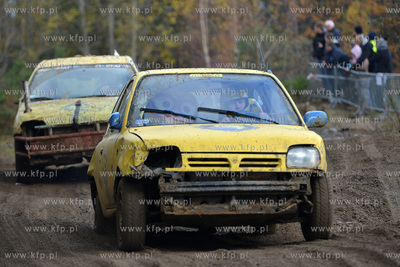 ZYWE TRUPY GRASOWAŁY W KOLIBKACH. Kolejna 14. juz...